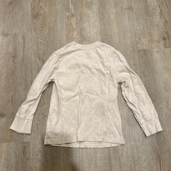 Holiday polar bear. Kids size 5, Old Navy long sleeve t-shirt. - Picture 4 of 4